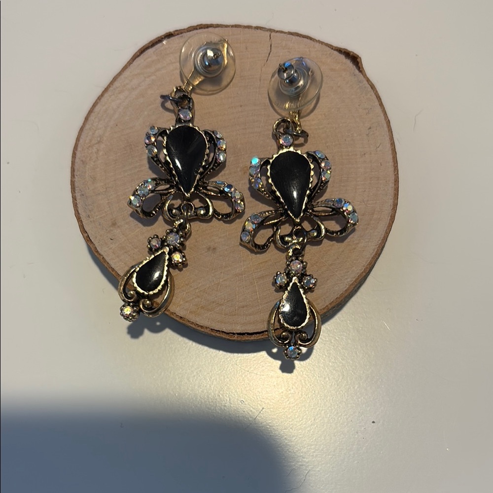 Vintage-Inspired Black and Gold Heart Earrings